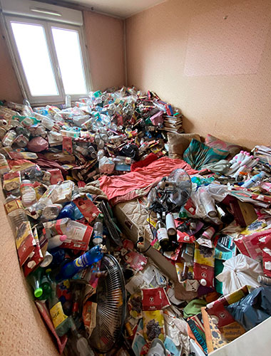 Risques et Nécessité d’un Débarras Encadré